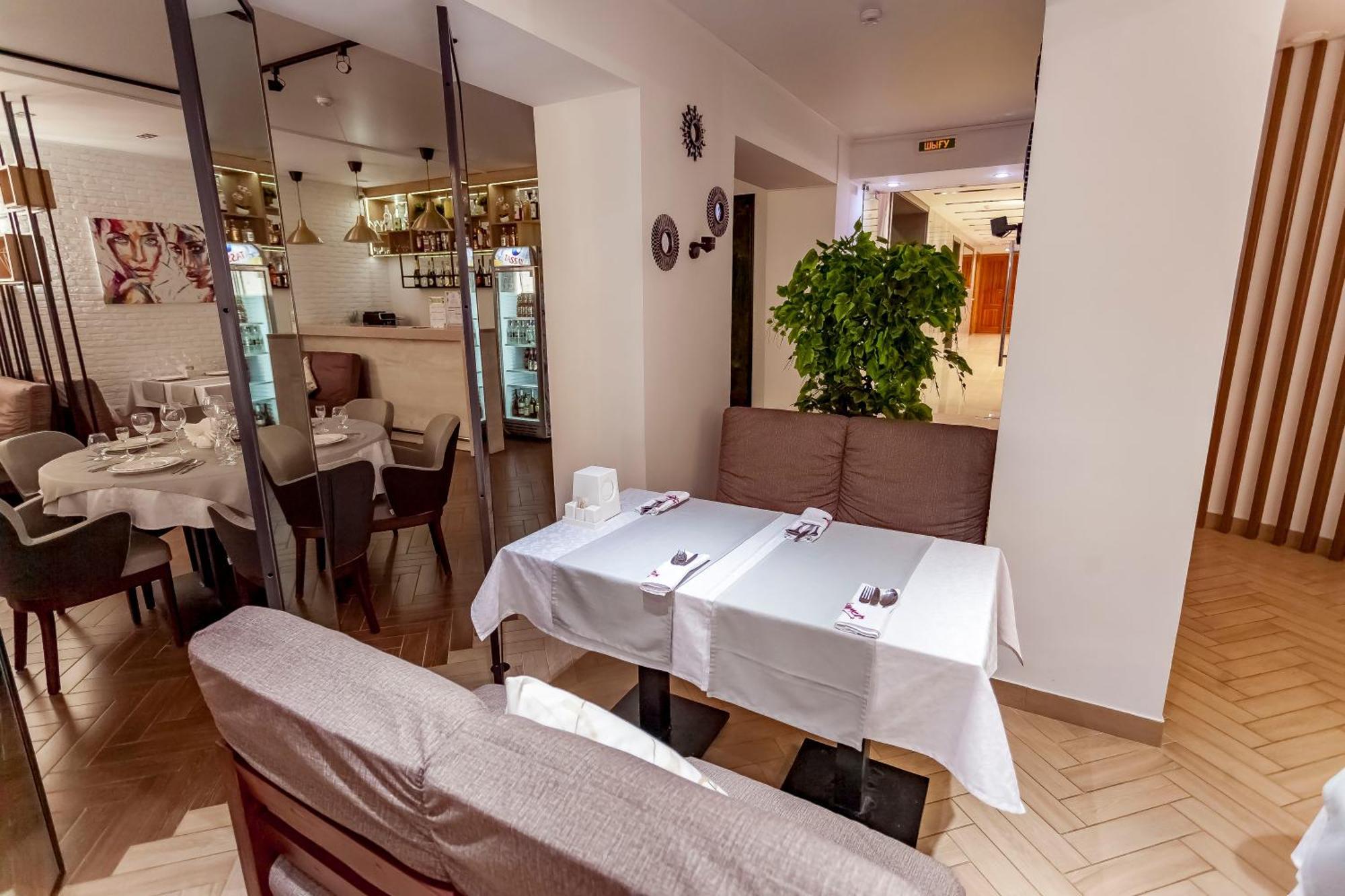 Kurmet Hotel Уральск Экстерьер фото