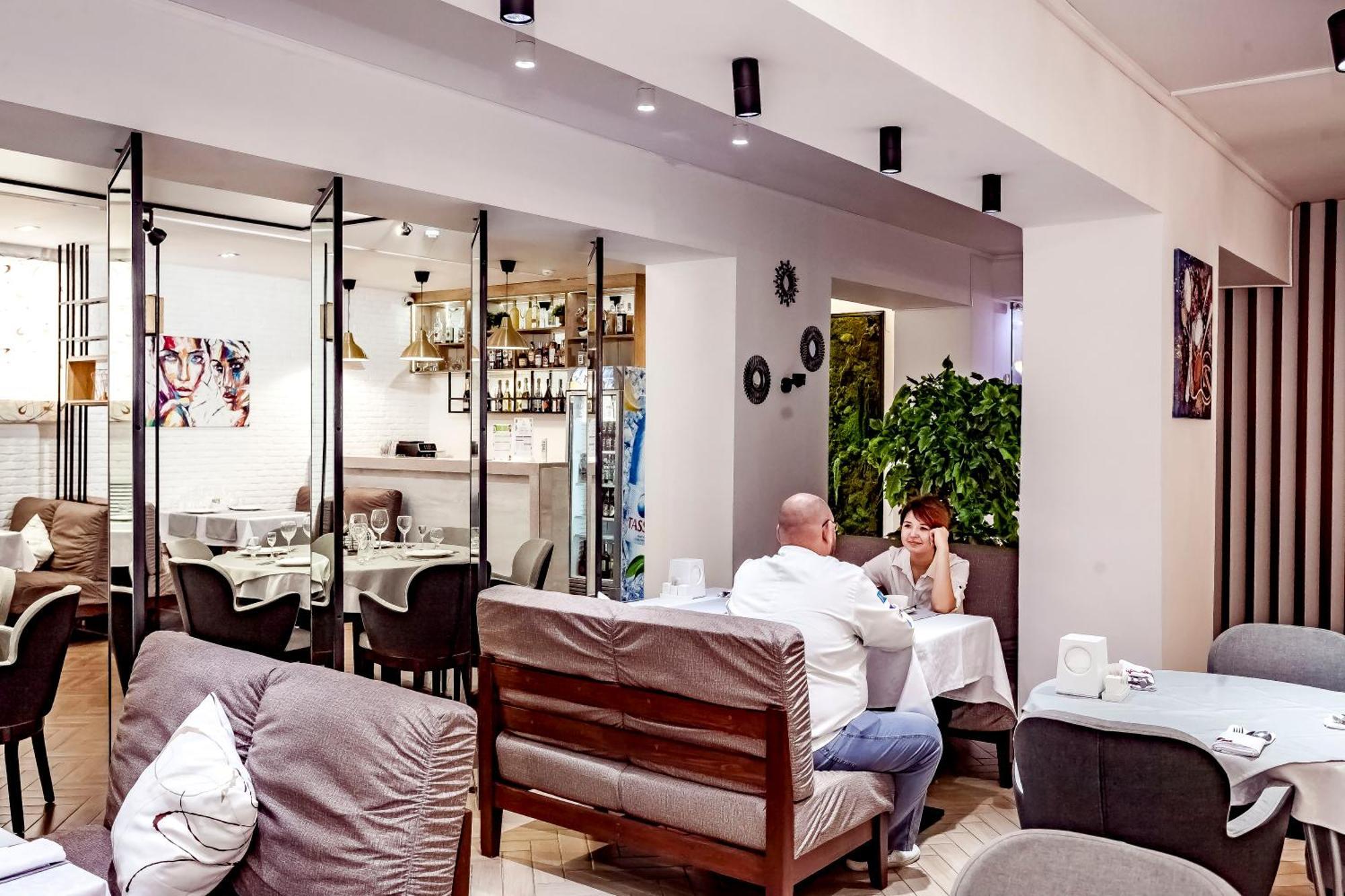 Kurmet Hotel Уральск Экстерьер фото