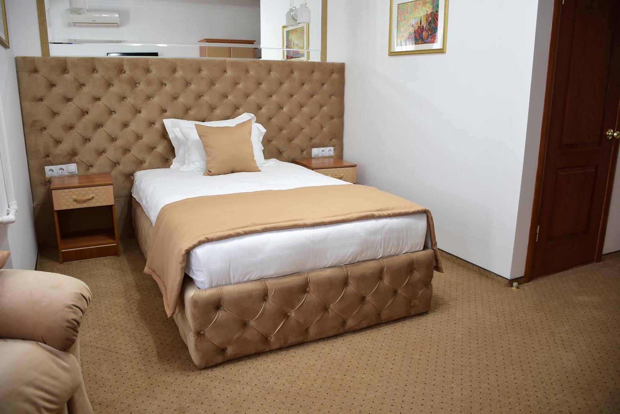 Kurmet Hotel Уральск Экстерьер фото