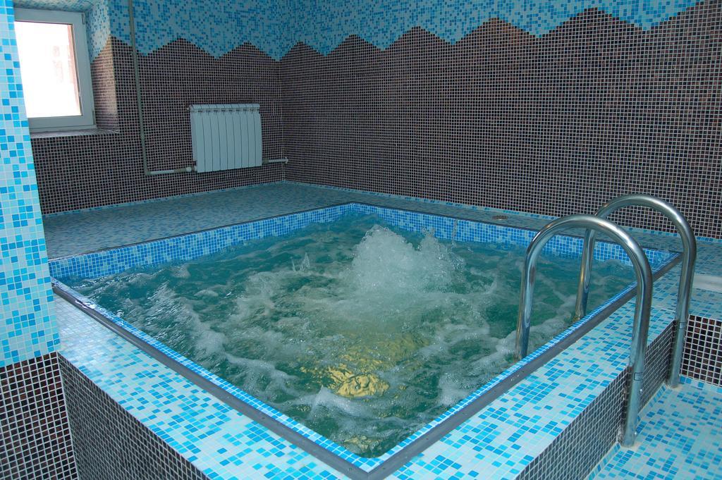 Kurmet Hotel Уральск Экстерьер фото